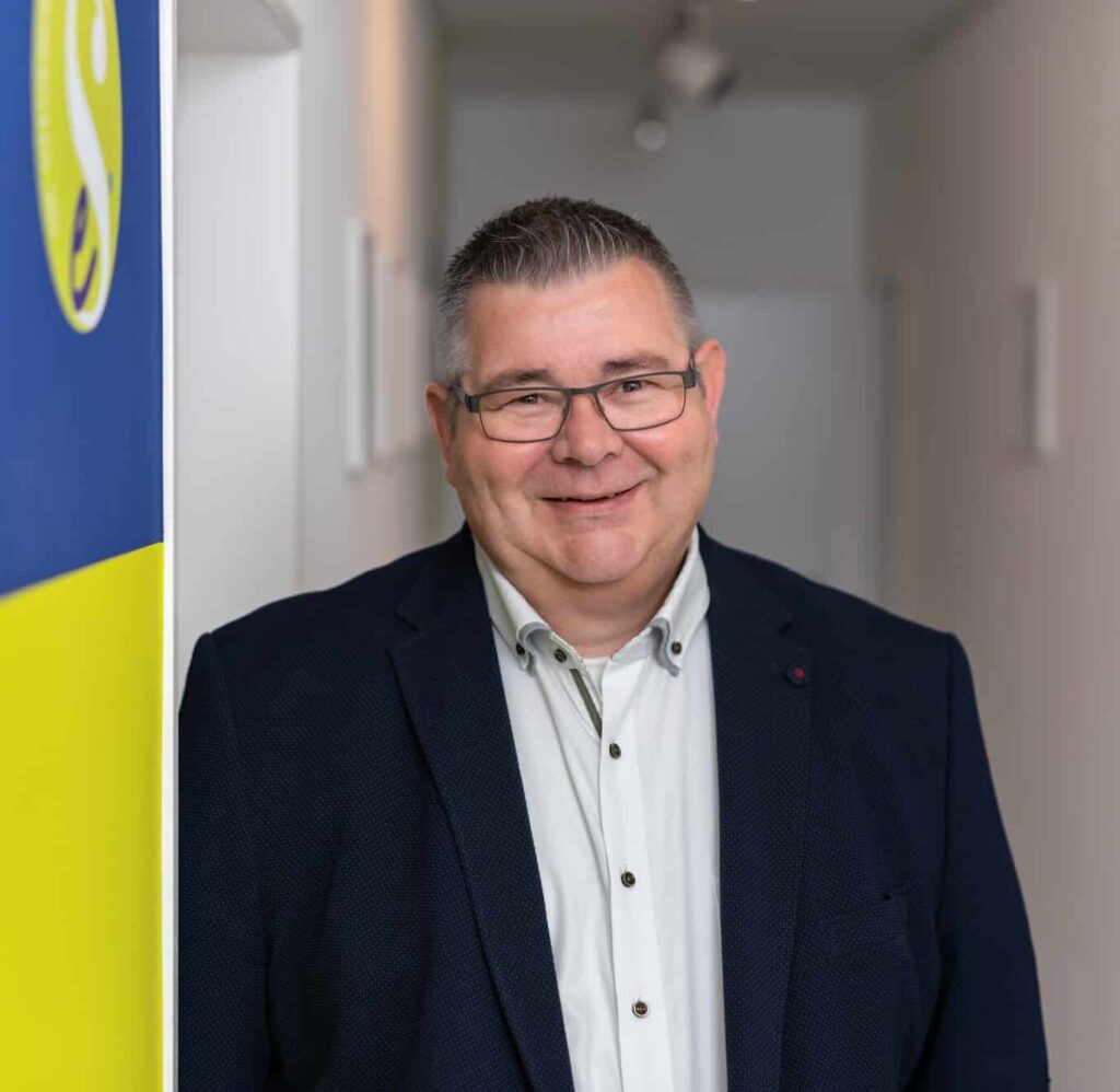 Porträt eines lächelnden Mitarbeiters aus dem Team der Steuererleichteri – Steuerberatung Hofmann, aufgenommen in den Kanzleiräumen.