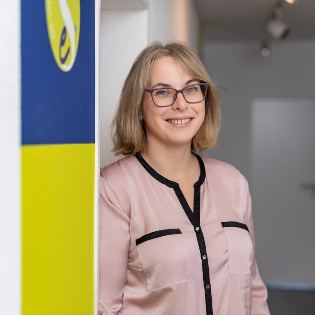 Porträt einer lächelnden Mitarbeiterin mit Brille aus dem Team der Steuererleichteri – Steuerberatung Hofmann, aufgenommen in den Kanzleiräumen.