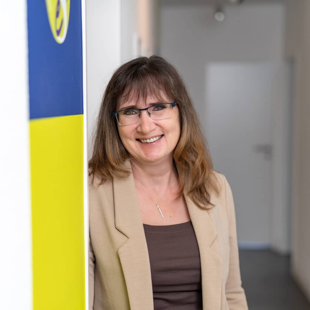 Porträt einer lächelnden Mitarbeiterin aus dem Team der Steuererleichteri – Steuerberatung Hofmann, aufgenommen in den Kanzleiräumen.
