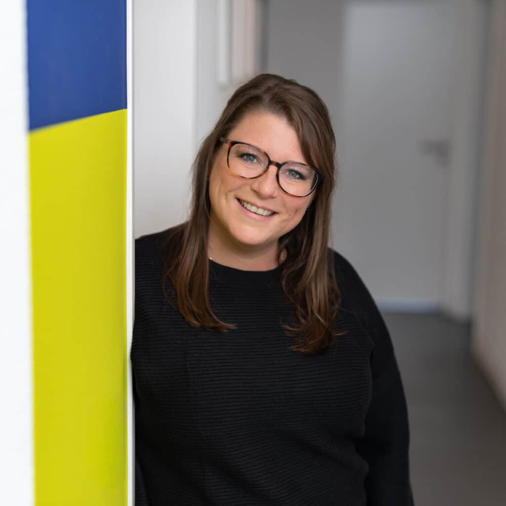 Porträt einer lächelnden Mitarbeiterin mit Brille aus dem Team der Steuererleichteri – Steuerberatung Hofmann, aufgenommen in der Kanzlei.