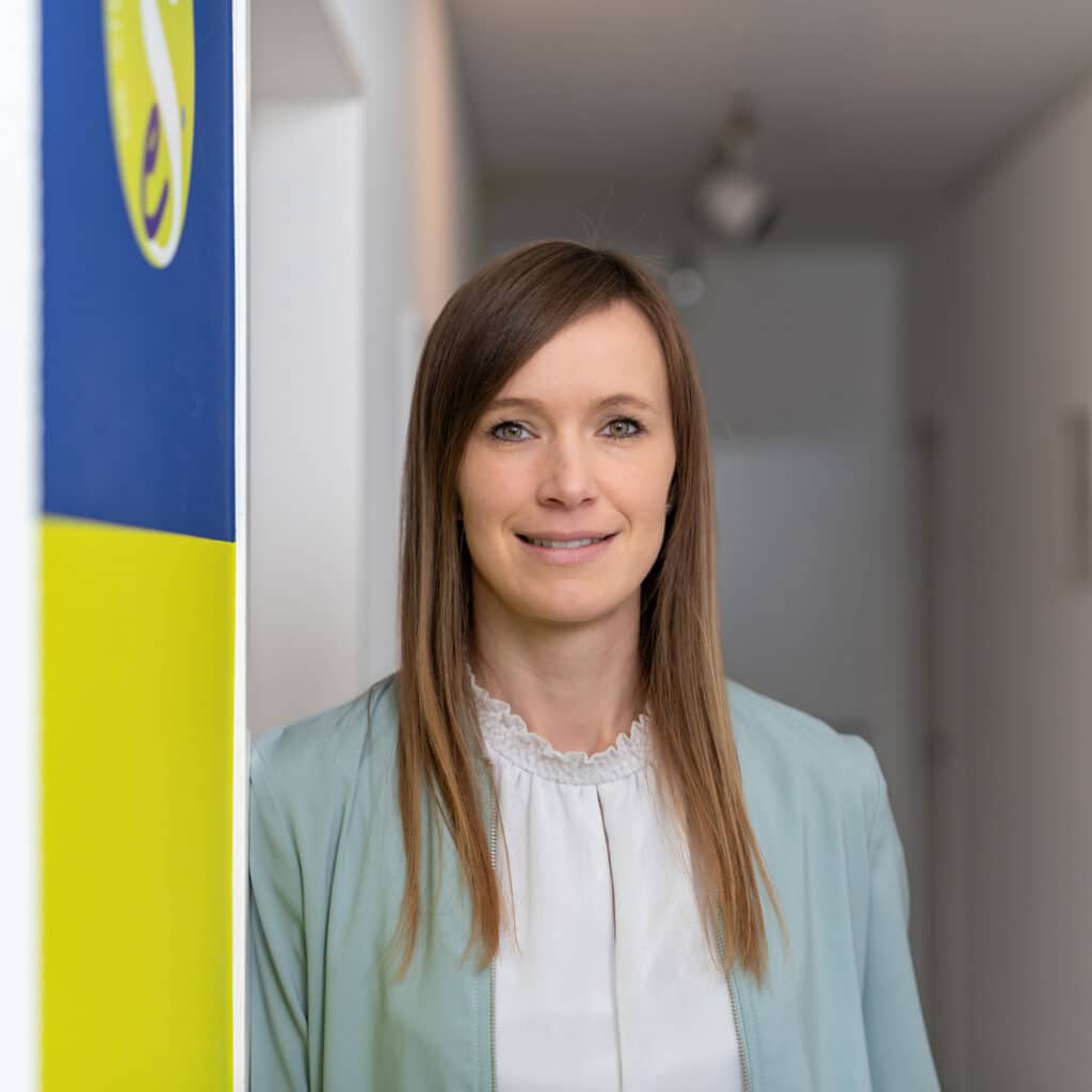 Porträt einer Mitarbeiterin aus dem Team der Steuererleichteri – Steuerberatung Hofmann, aufgenommen in der Kanzlei.