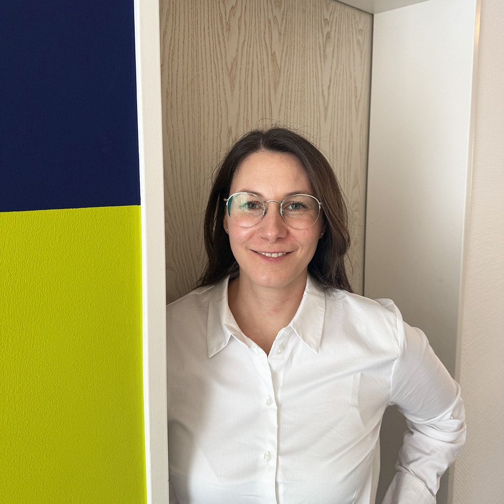 Porträt einer lächelnden Mitarbeiterin mit Brille aus dem Team der Steuererleichteri – Steuerberatung Hofmann, aufgenommen in der Kanzlei.
