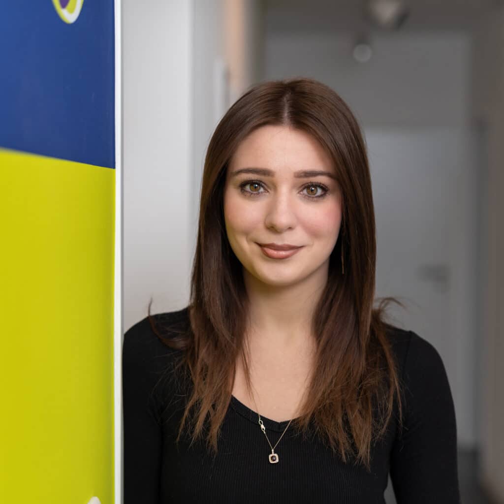 Porträt einer lächelnden Mitarbeiterin aus dem Team der Steuererleichteri – Steuerberatung Hofmann, aufgenommen in den Kanzleiräumen.
