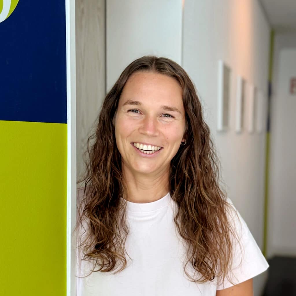 Porträt einer lächelnden Steuerberaterin aus dem Team der Steuererleichterei – Steuerberatung Hofmann, aufgenommen in der Kanzlei.